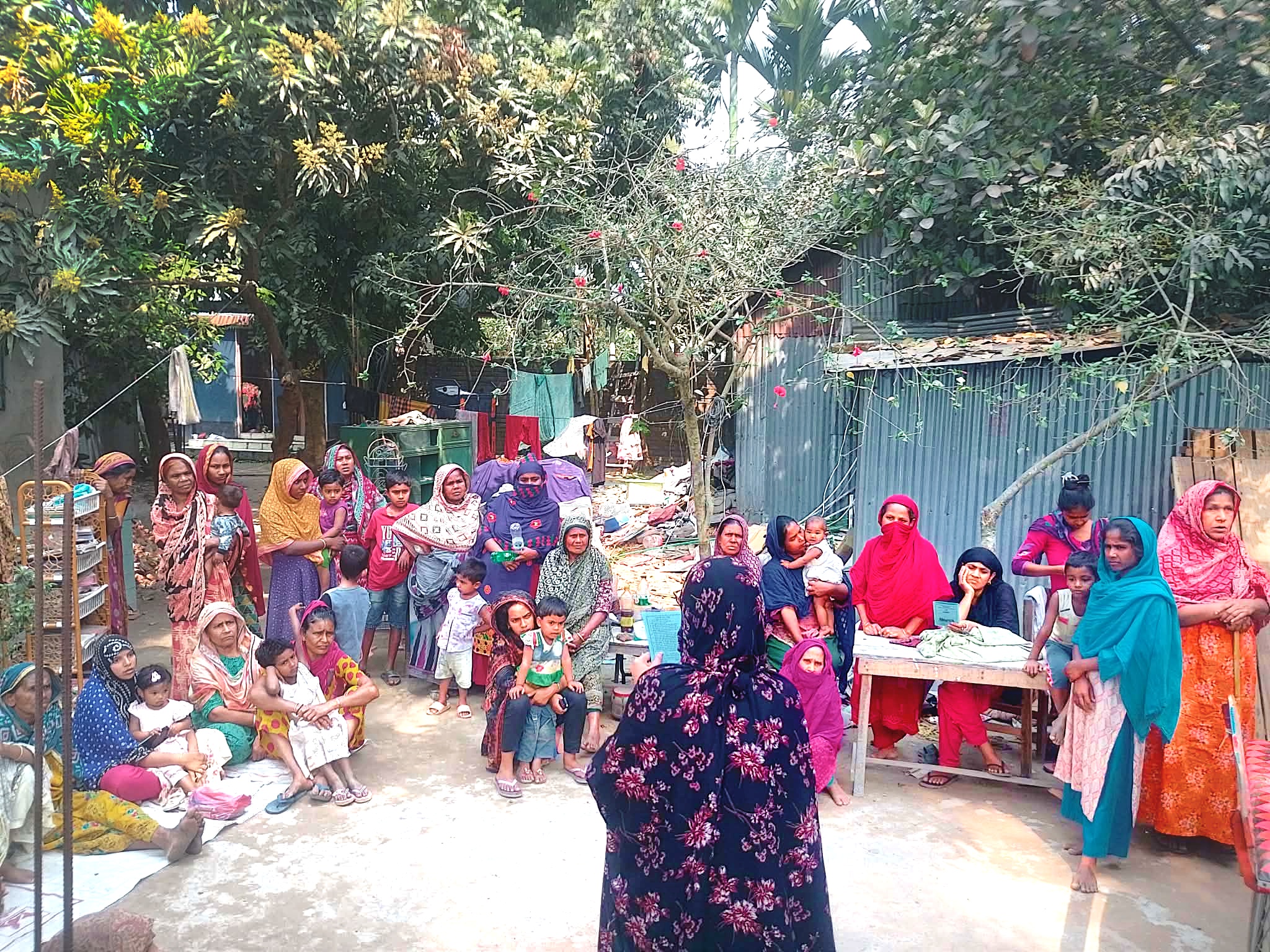 আমাদের মহিলা কর্মী গ্রাহক মিটিং করাইতেছেন